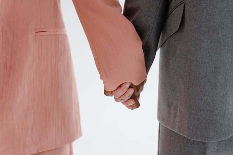 Duas pessoas tranquilas, a representar uma consulta online de saúde sexual e ISTs