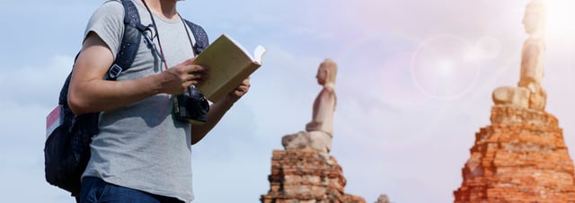 Pessoa a preparar uma viagem com orientação de medicina do viajante